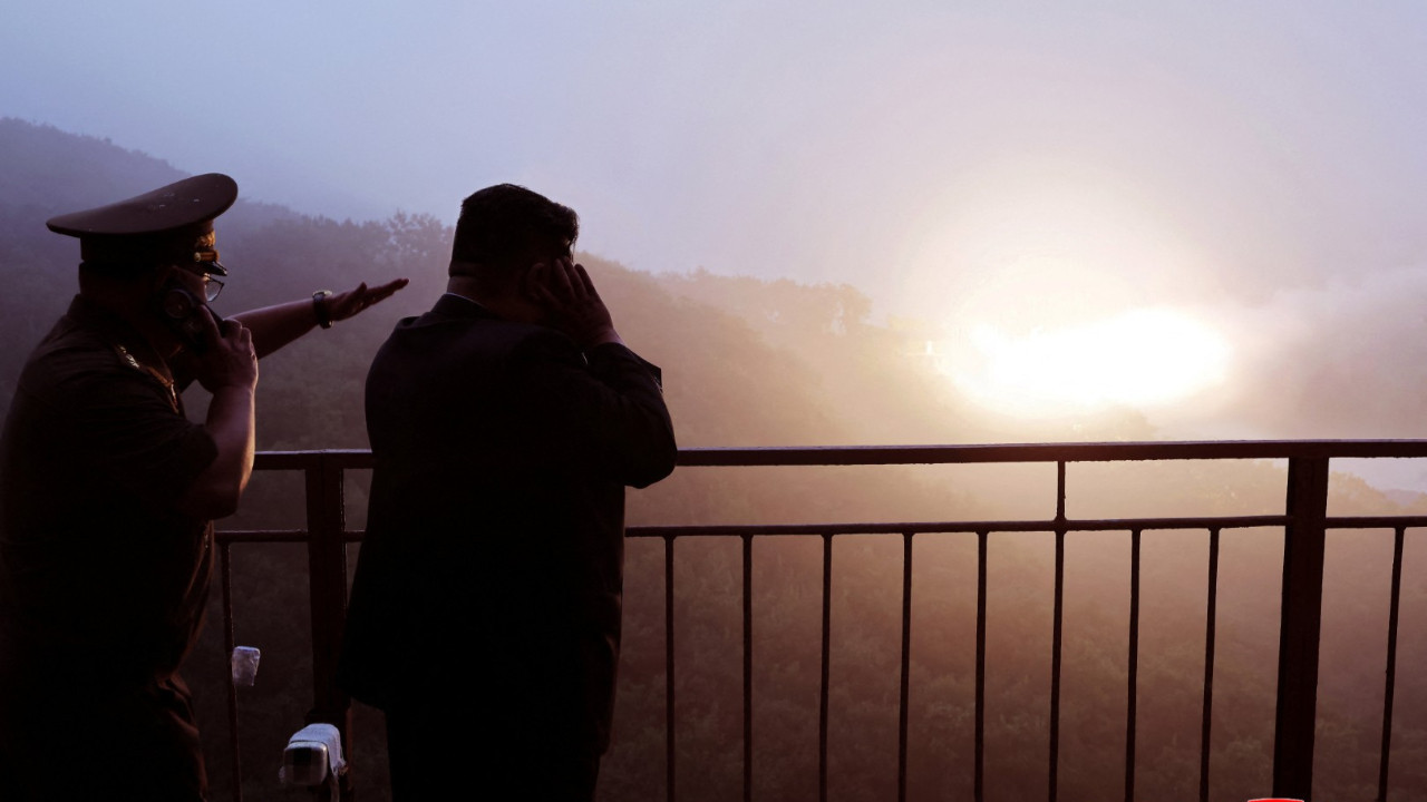 Kim Jong Un iş başında: Yeni katı yakıtlı roket motorunun testini izledi