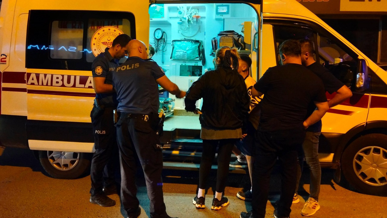 Zile bastı, kapıyı açınca bıçaklayıp kaçtı