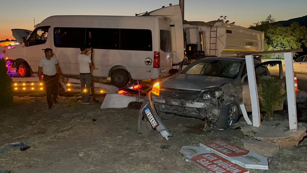 Adıyaman’da minibüs ile otomobil çarpıştı: 12 yaralı