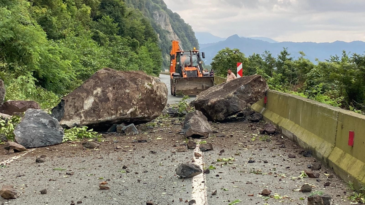 Heyelan nedeniyle kapanan Karadeniz Sahil Yolu yeniden ulaşıma açıldı