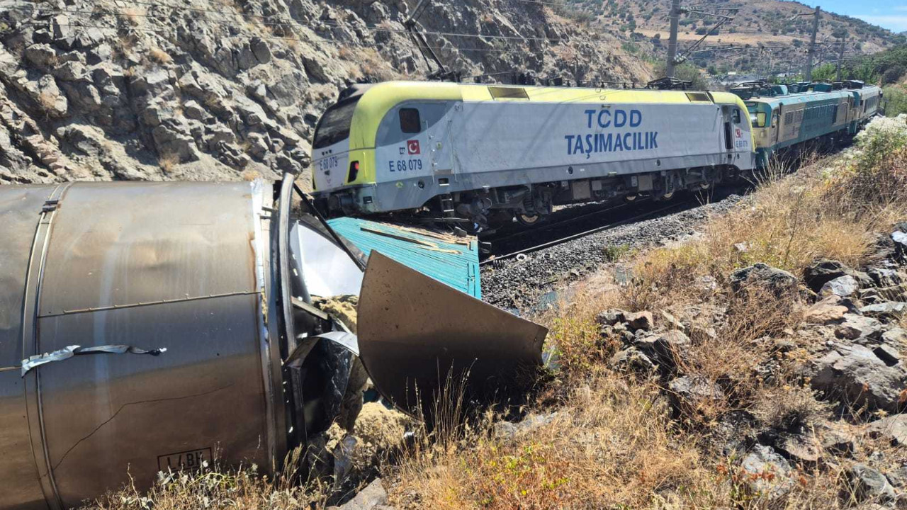 Malatya'da iki tren kafa kafaya çarpıştı
