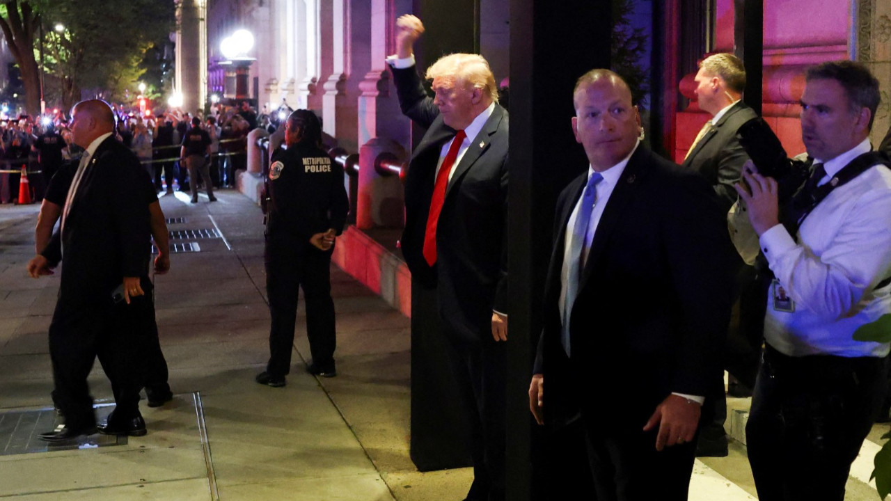 Protestocu kadınlar Trump'ın gittiği restoranın önünde toplandı