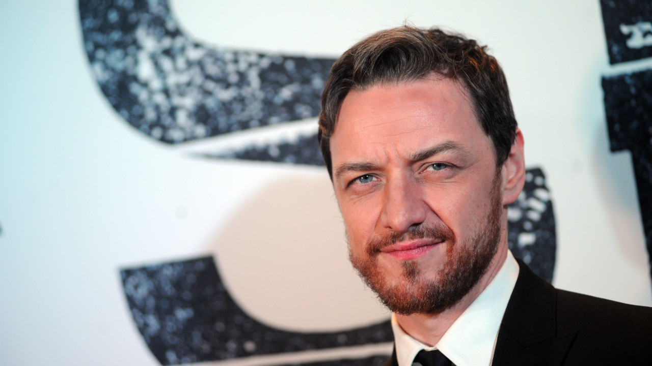 Ünlü oyuncuyu barda dövdüler