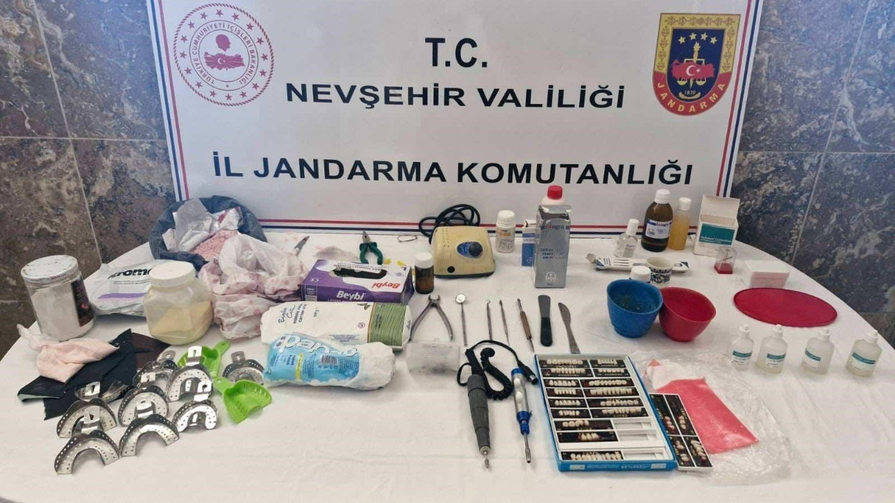 Araçtan çıkan malzemeler seyyar dişçiyi ele verdi