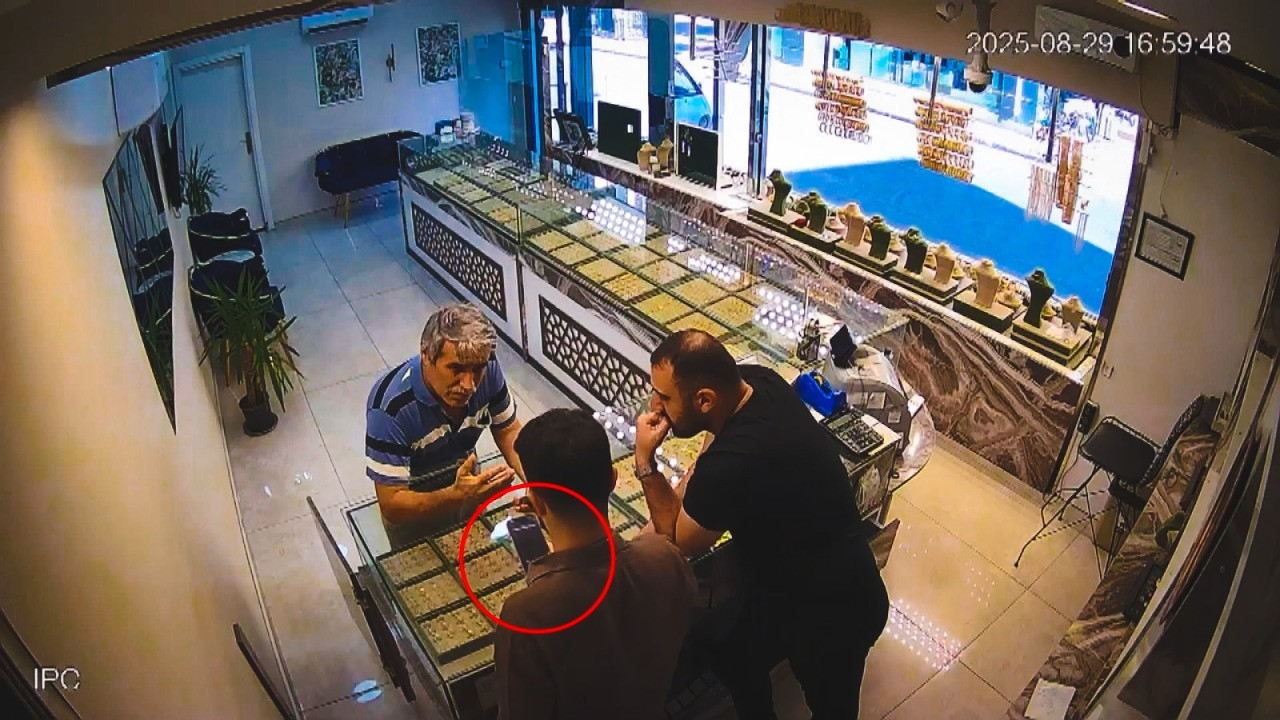 Kuyumcu müşterisini beladan çekip aldı