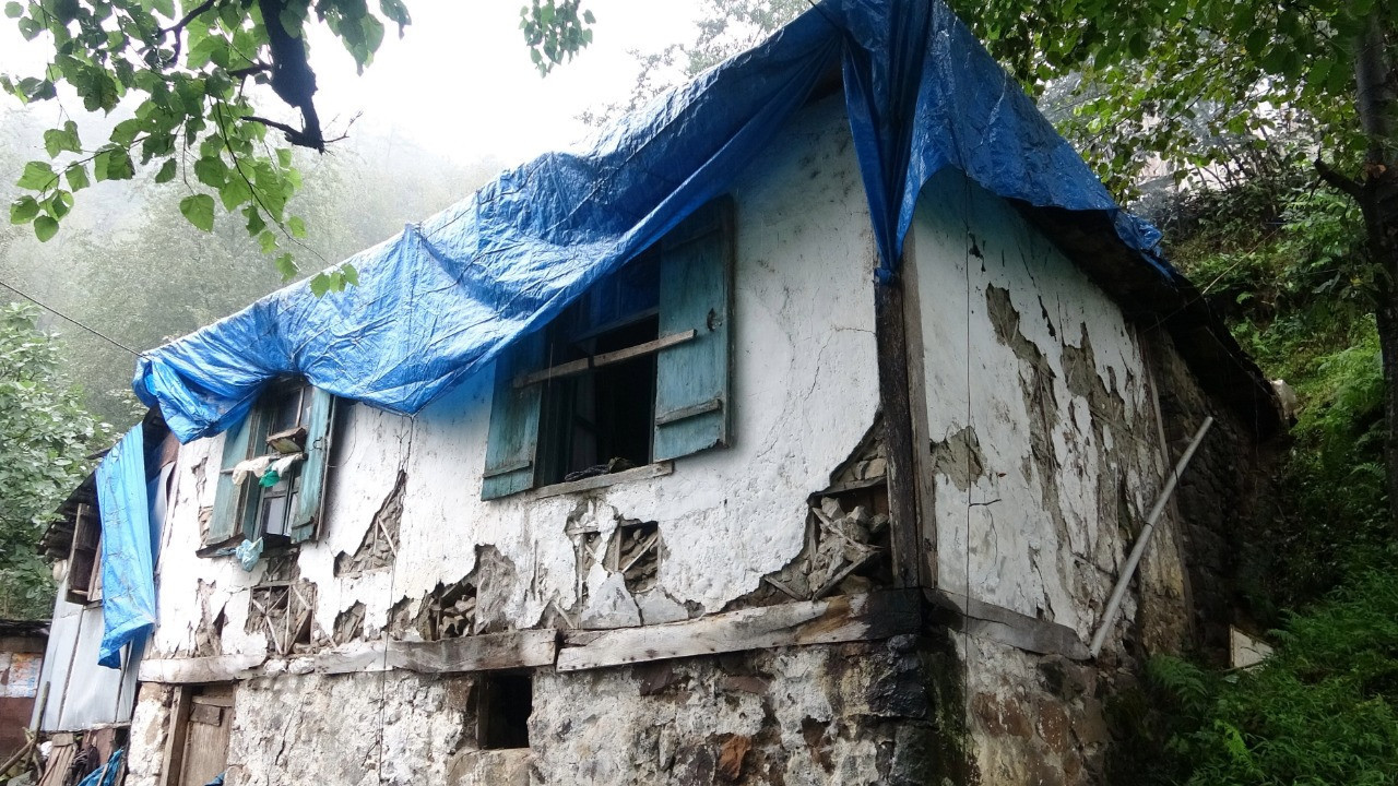 Şehit oğlundan ayrılmamak için harabe evde yaşam mücadelesi veriyor