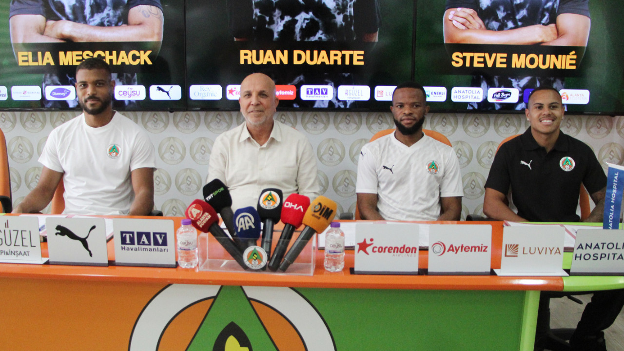 Alanyaspor'dan imza şov: 3 yeni oyuncu için tören yapıldı
