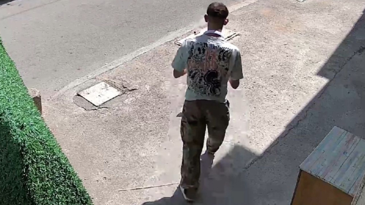 Annesini ve üvey kardeşini öldürüp rahat rahat takıldı