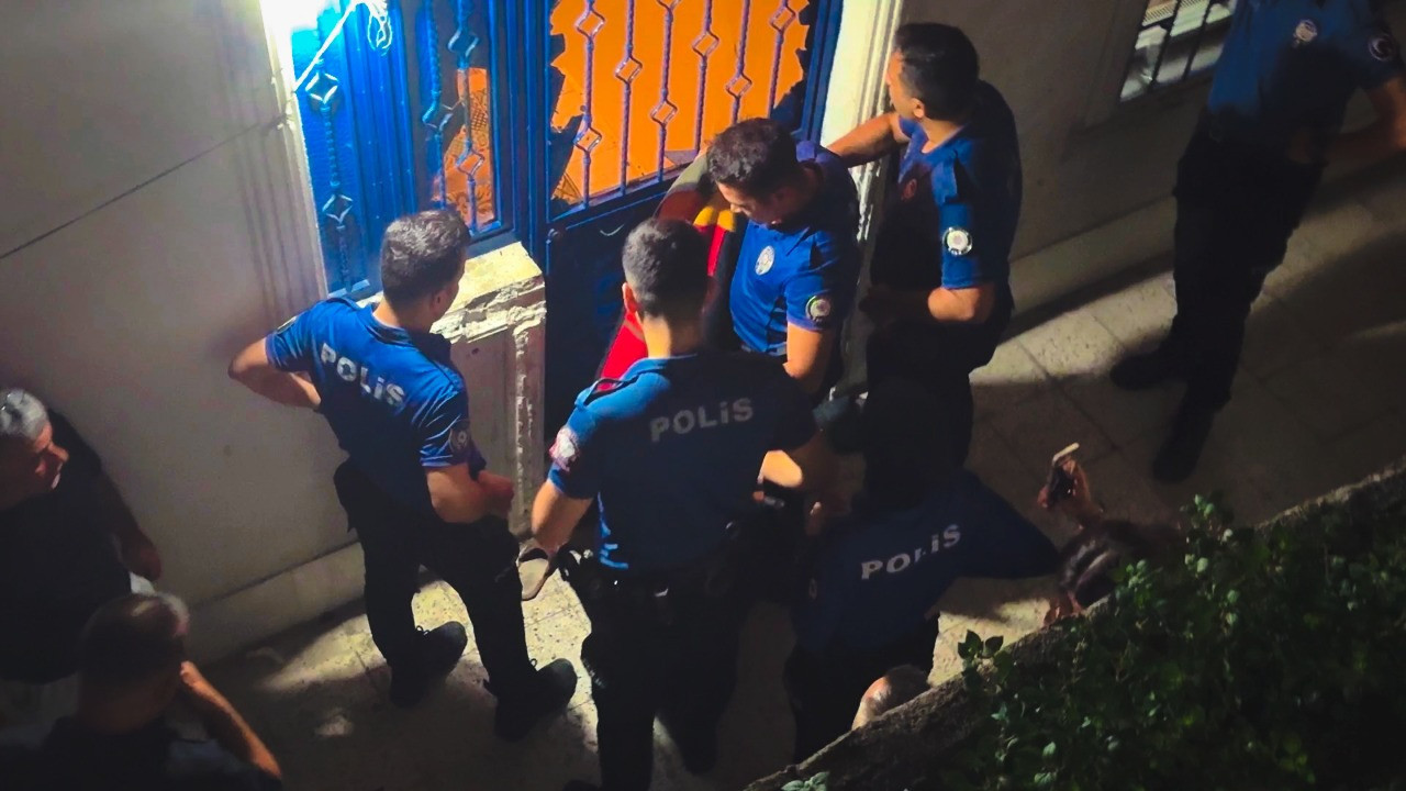 Evdekileri tehdit edip kendini bıçakladı, en sonunda polise saldırdı