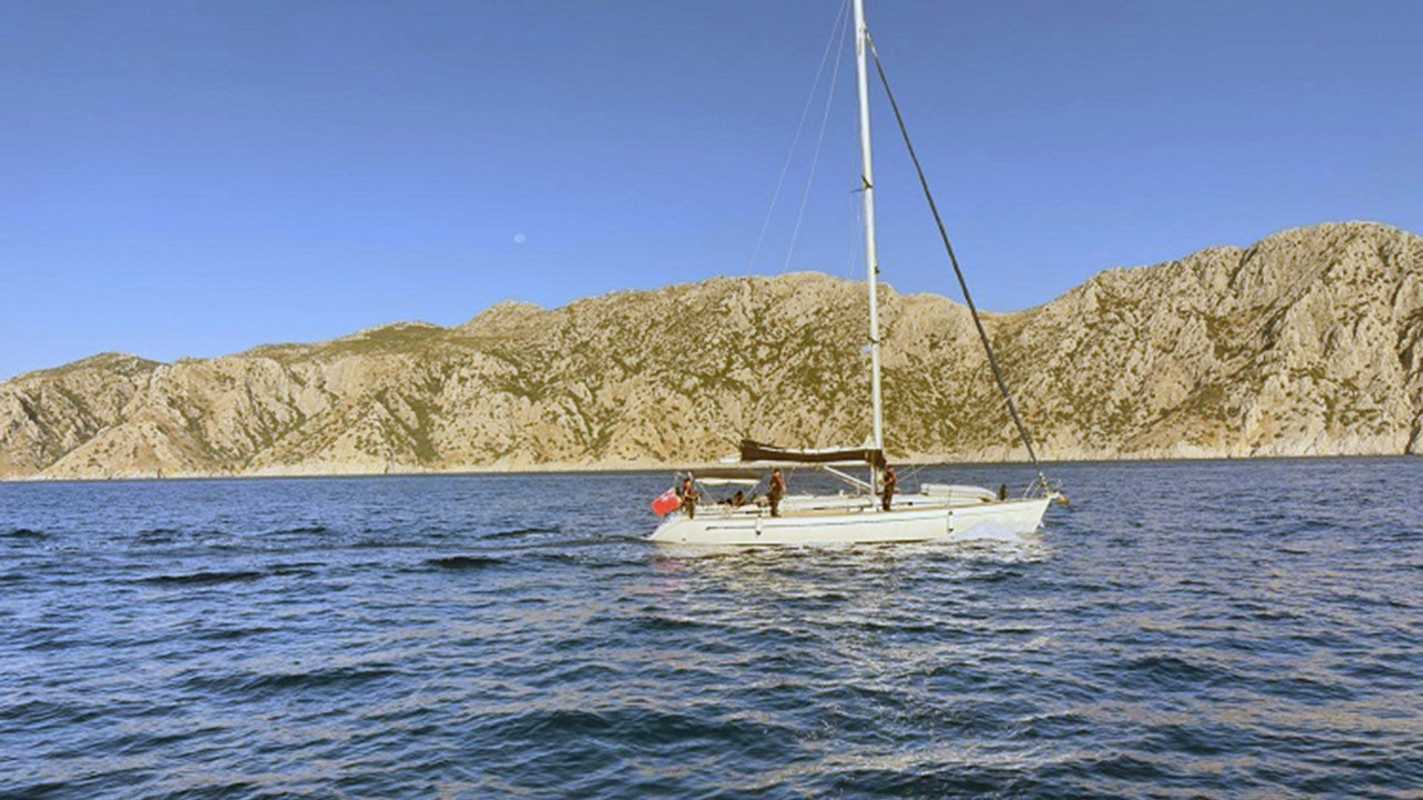 Sahil Güvenlik İtalya rotasındaki yelkenlide 80 göçmen yakaladı