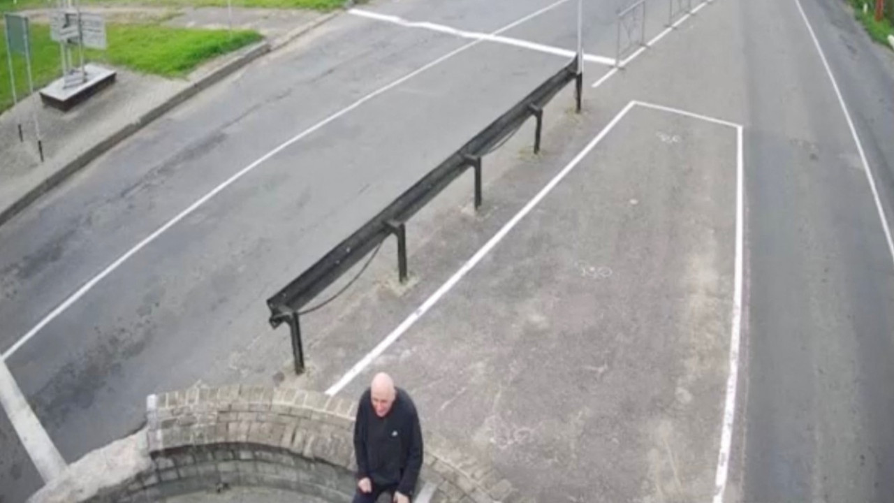 Muhalefet lideri iki ülke arasında kaldı