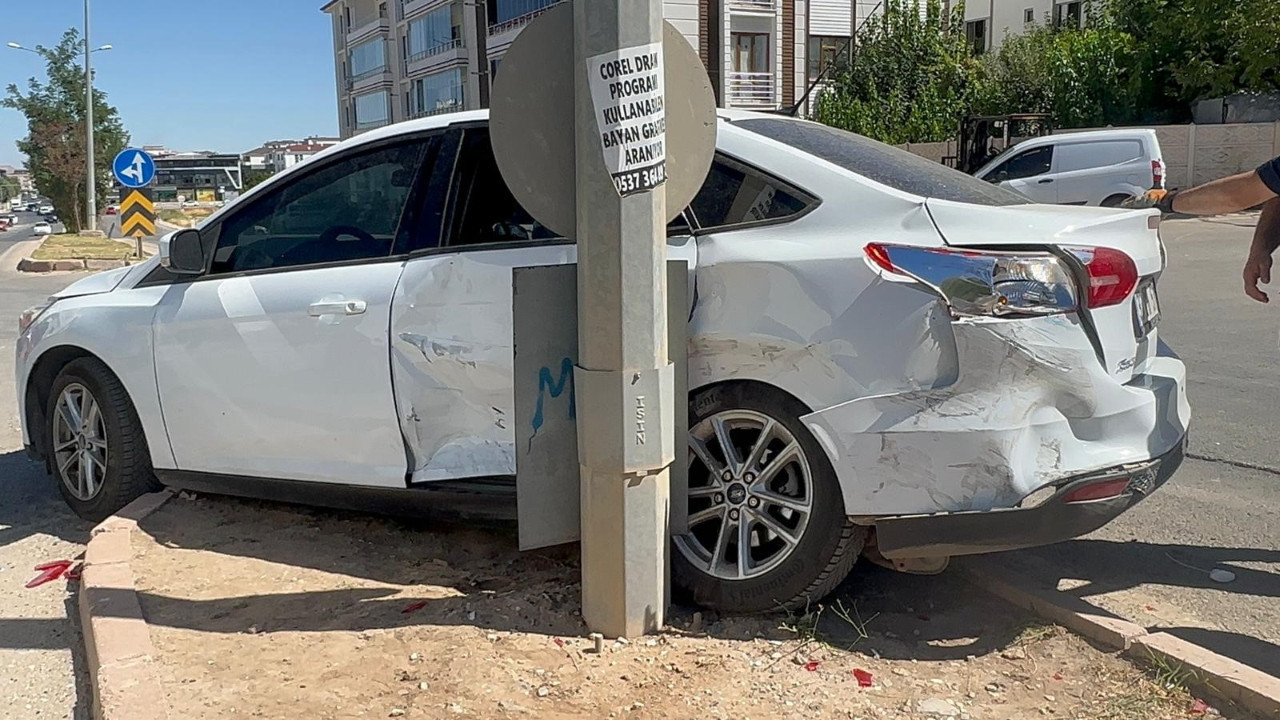 Elazığ’da otomobil ile hafif ticari araç çarpıştı: 2 yaralı