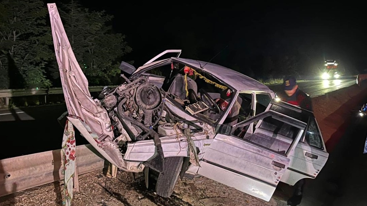 Hurdaya dönen otomobildeki 7 kişi yaralandı