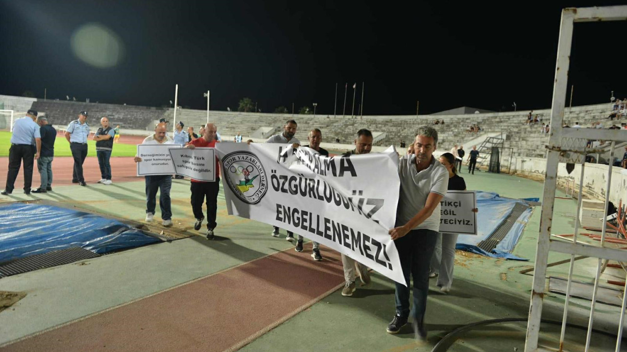 Kıbrıs Türk'ü spor yazarlarının akreditasyonu iptal edildi: Karar protesto edildi