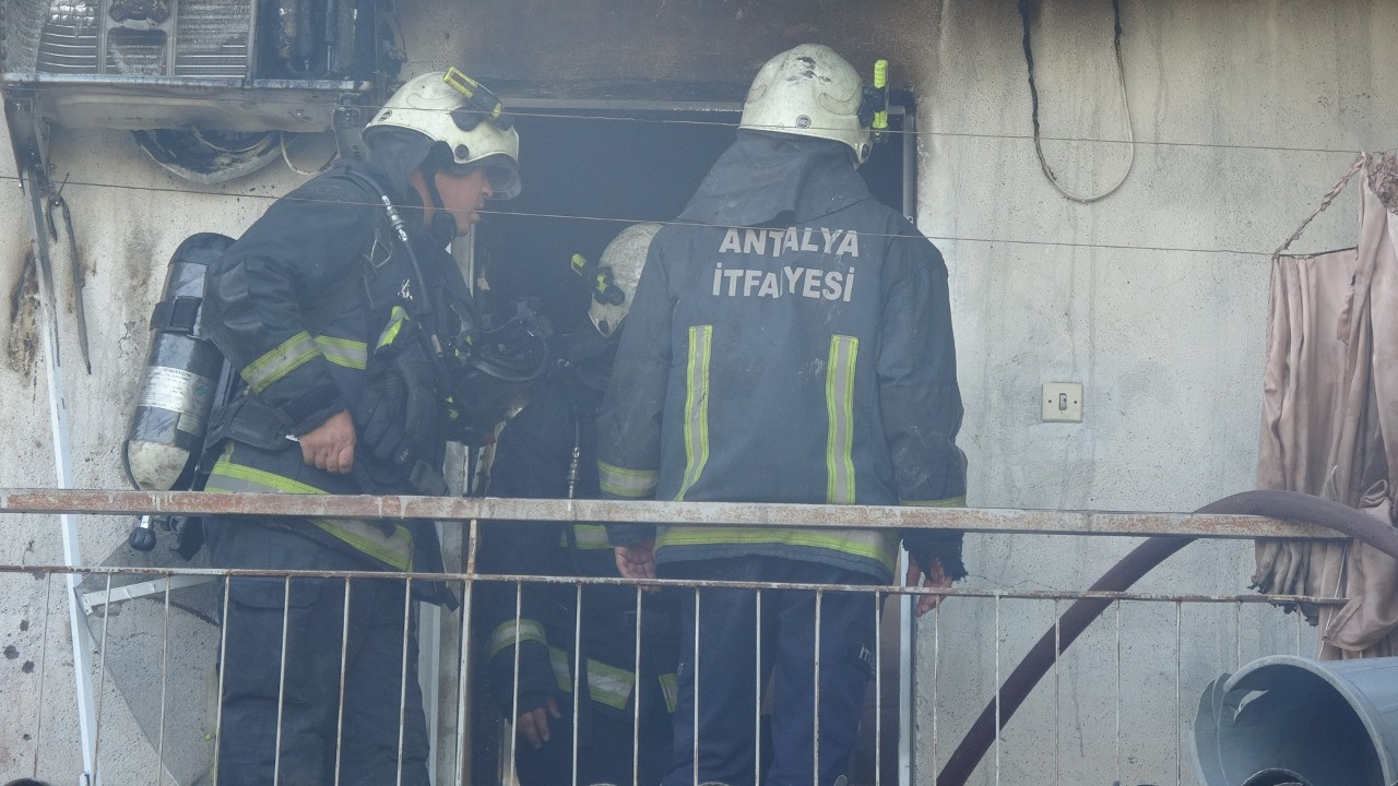 Bacadan sıçrayan alevler evi küle çevirdi