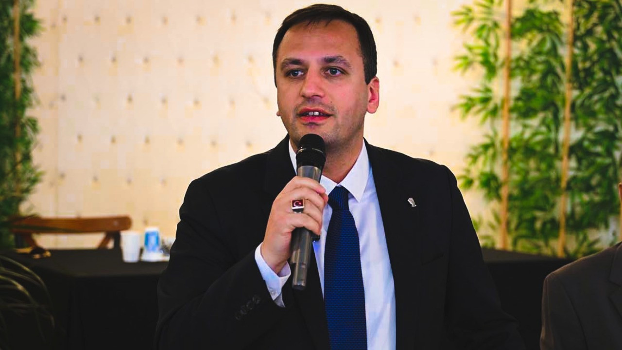 Belediye başkanı sert çıktı: Bir milletvekili koşturuyor...