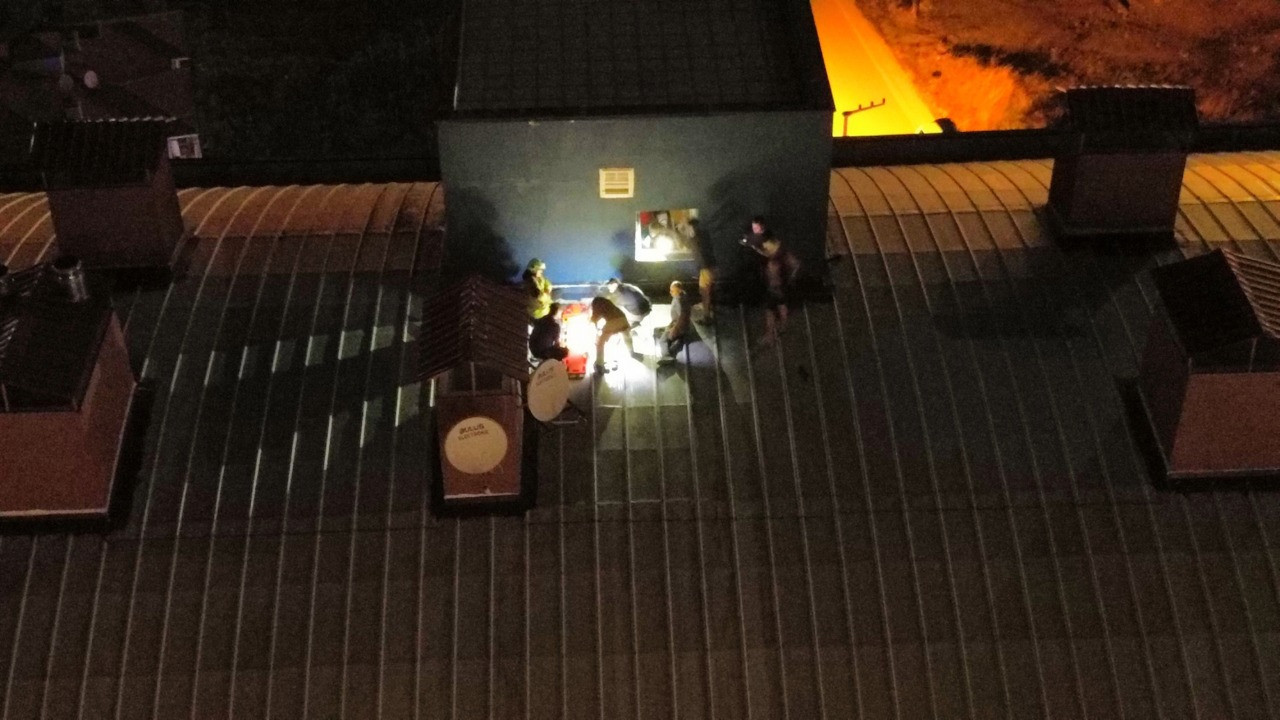 Genç kadını kurtarmak için çatıya çıkıp mahsur kaldılar
