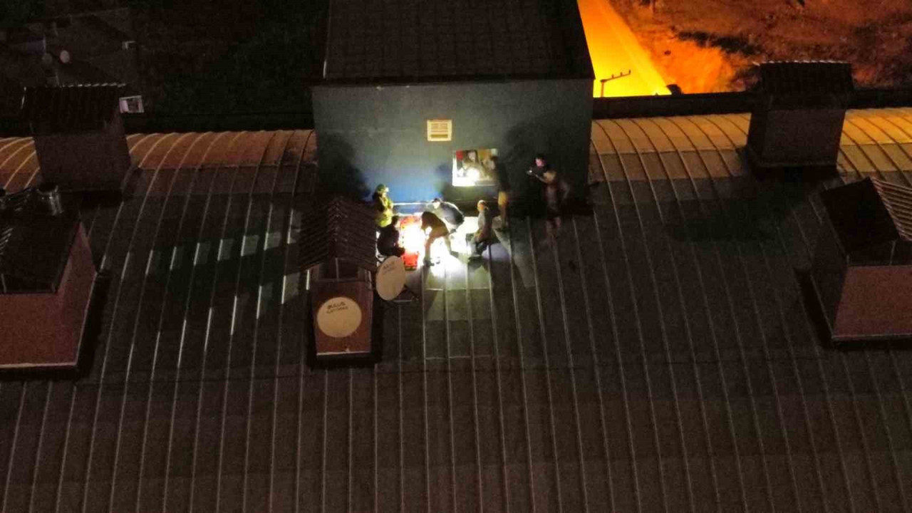 Genç kız çatıya çıktı, kurtarmak isteyenlerle birlikte mahsur kaldı