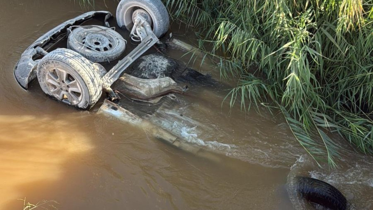 Kanala uçan araçta facia: Baba-oğul can verdi