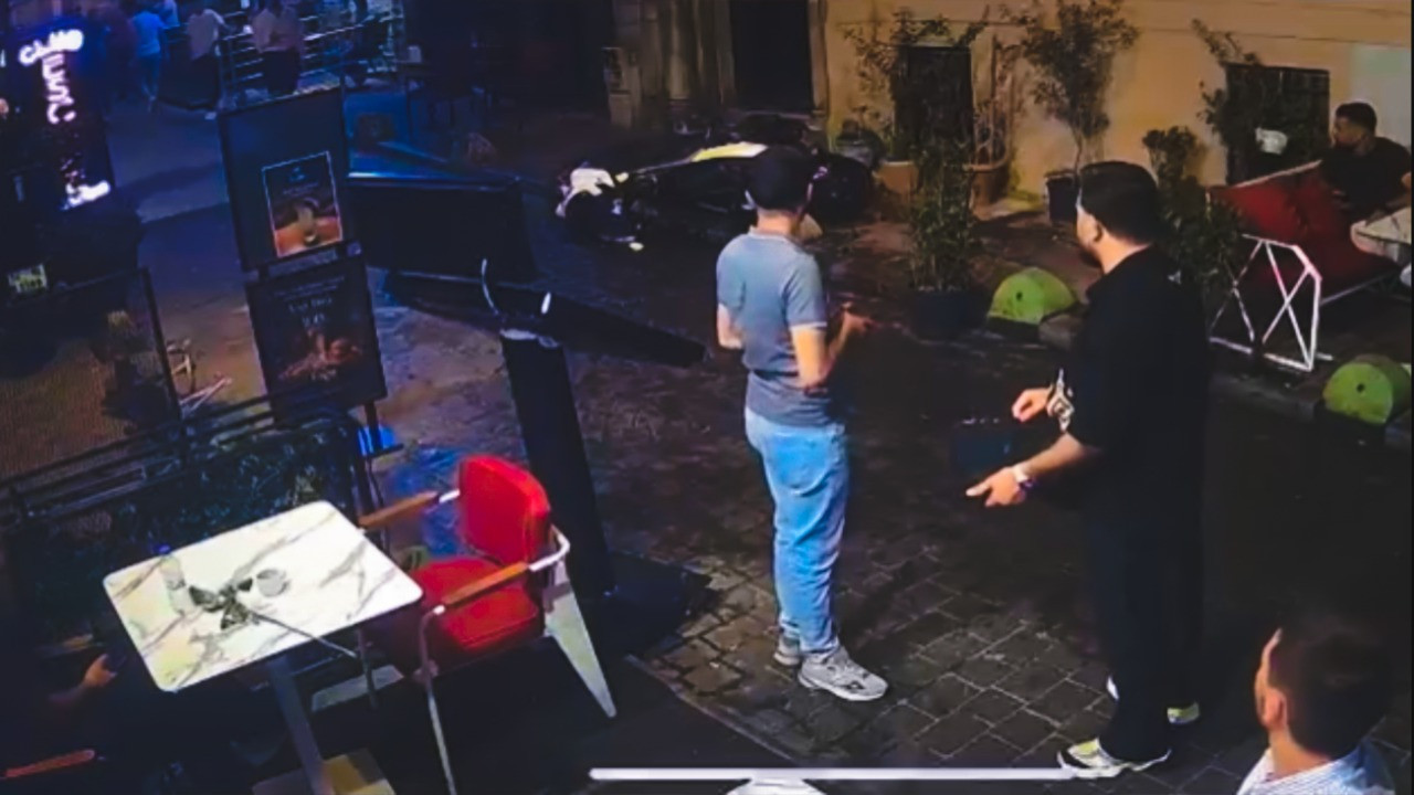 Motosiklete önce çorba döktü, sonra tekme attı