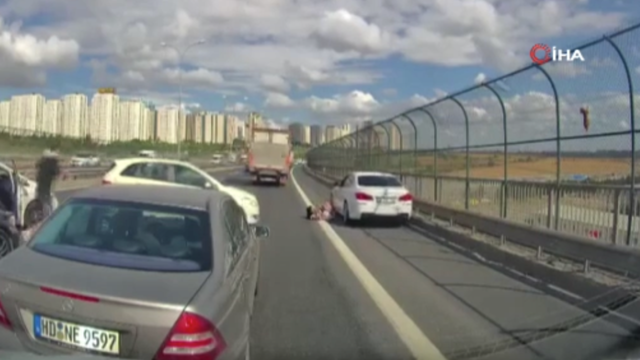 Trafikte kaos: Kediyi kurtarmaya koşan kadına çarptı, ölesiye dövüldü