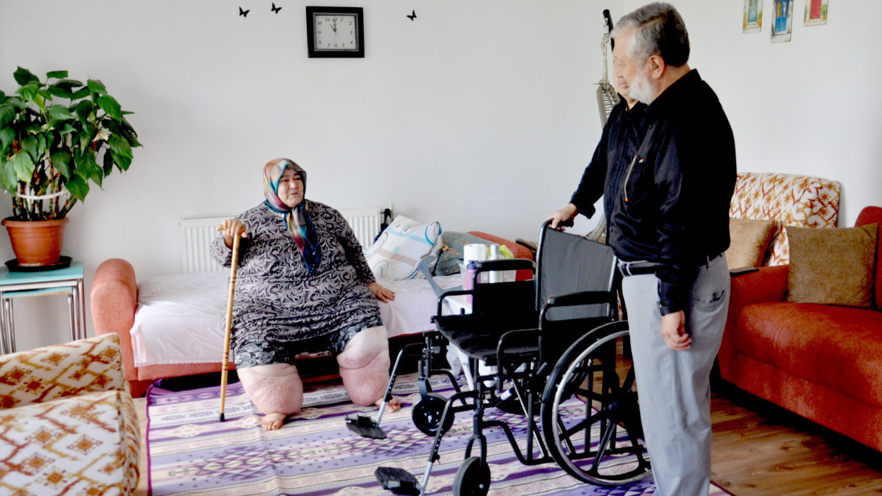 3 yıldır evden çıkamayan fil hastasına tekerlekli sandalye