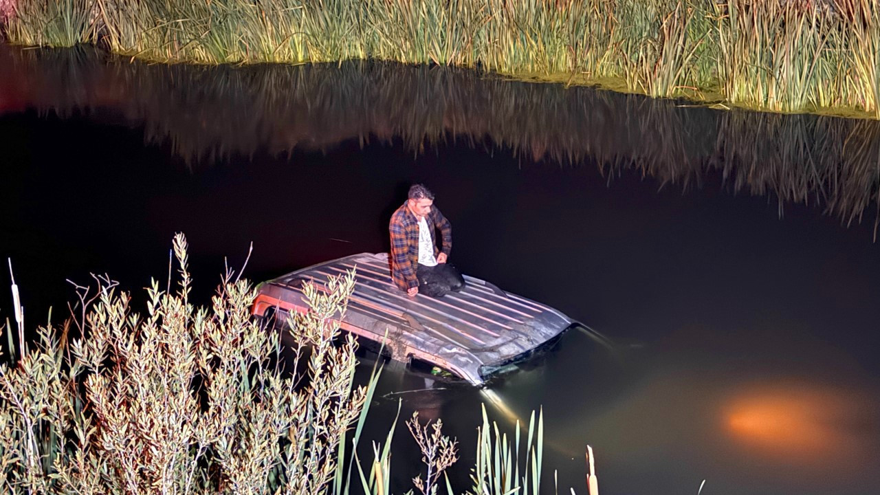 Aracıyla nehre düştü, kurtarılmayı böyle bekledi