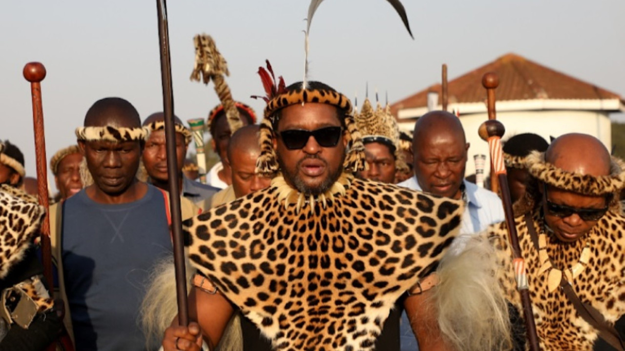 Kral, sarayını eleştiren profesörü tehdit etti: Bana karşı çıkan dayağı yer