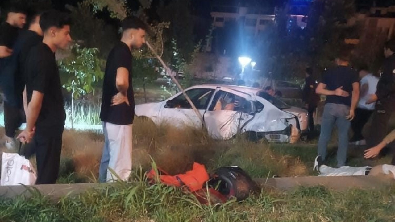 Kontrolden çıkan otomobil Millet Bahçesi'ne daldı: 5 yaralı