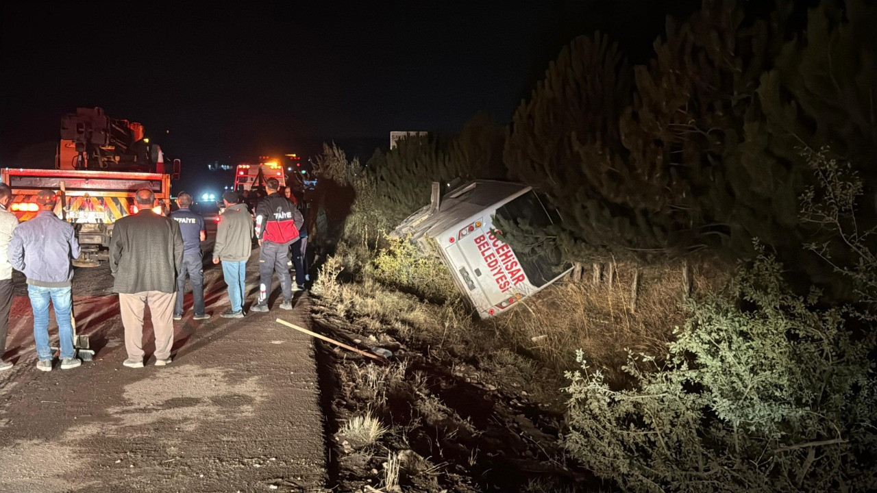 Afyonkarahisar'da yolcu midibüsü devrildi: 12 yaralı