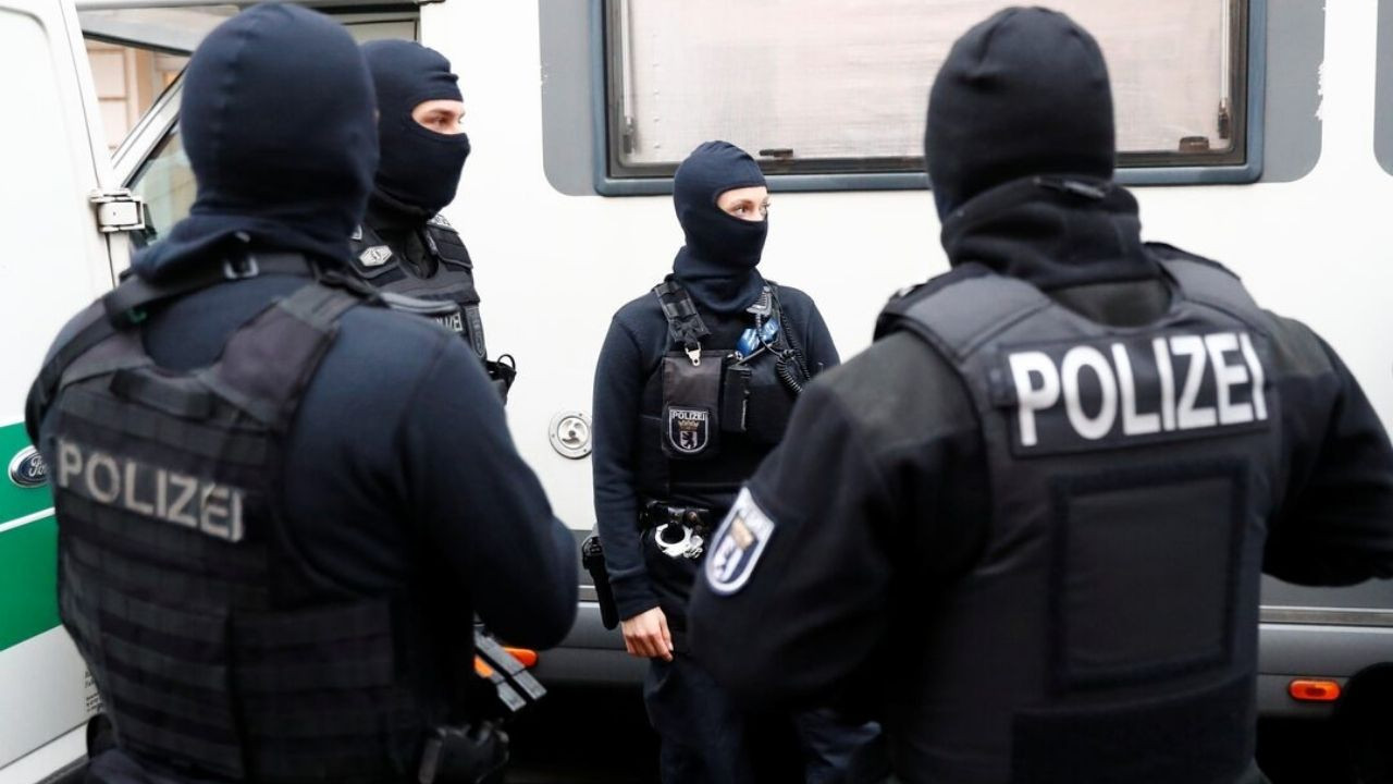 Almanya'da yüzlerce bomba ihbarı panik yarattı