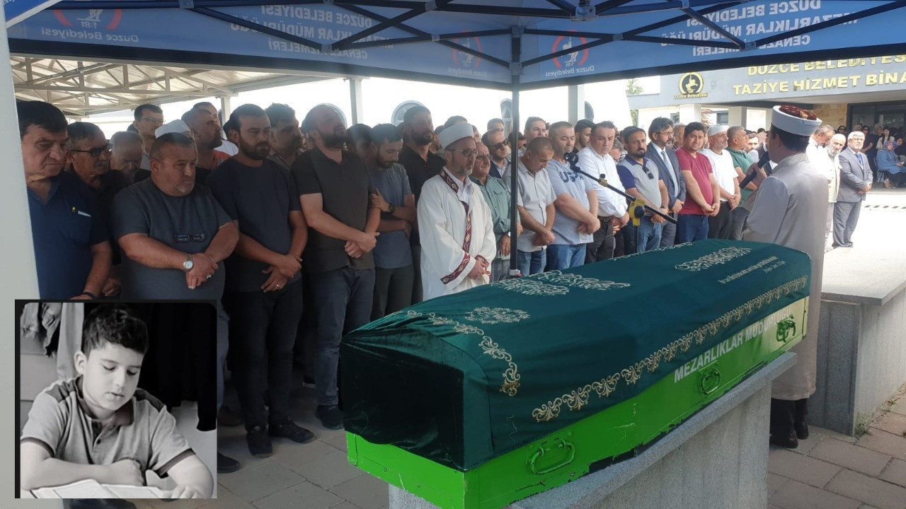 Başına geçirdiği balon nedeniyle nefessiz kalan çocuk toprağa verildi