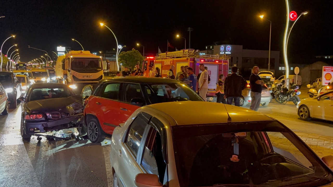 Edirne’de zincirleme kaza! Biri kaçtı, diğeri alkolü çıktı