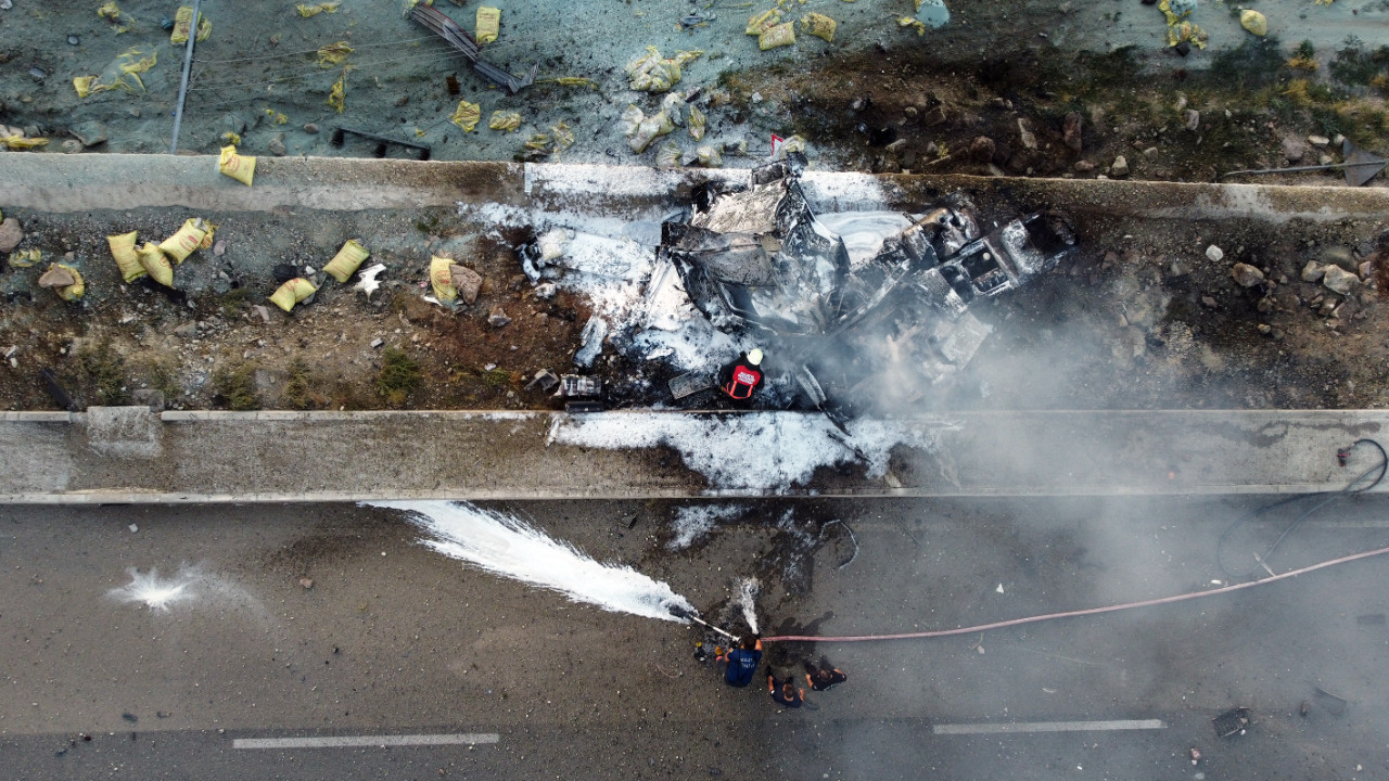 Freni arızalanan TIR otobüse çarpıp alev aldı