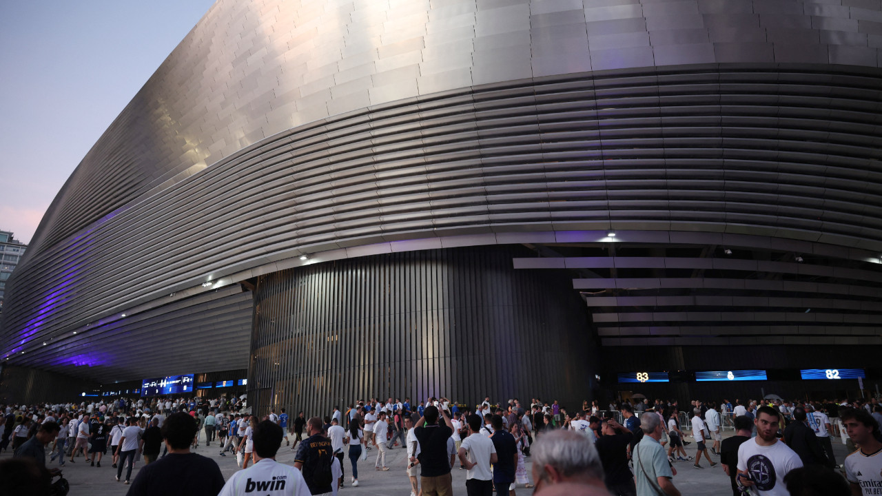 Real Madrid'den skandal hareket: Filistin bayrağını stada sokmayıp çöpe attılar!