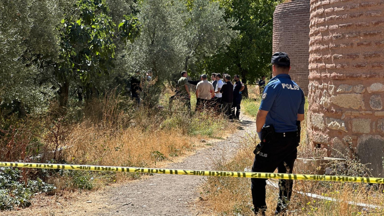 Tarihi surların dibinde erkek cesedi bulundu