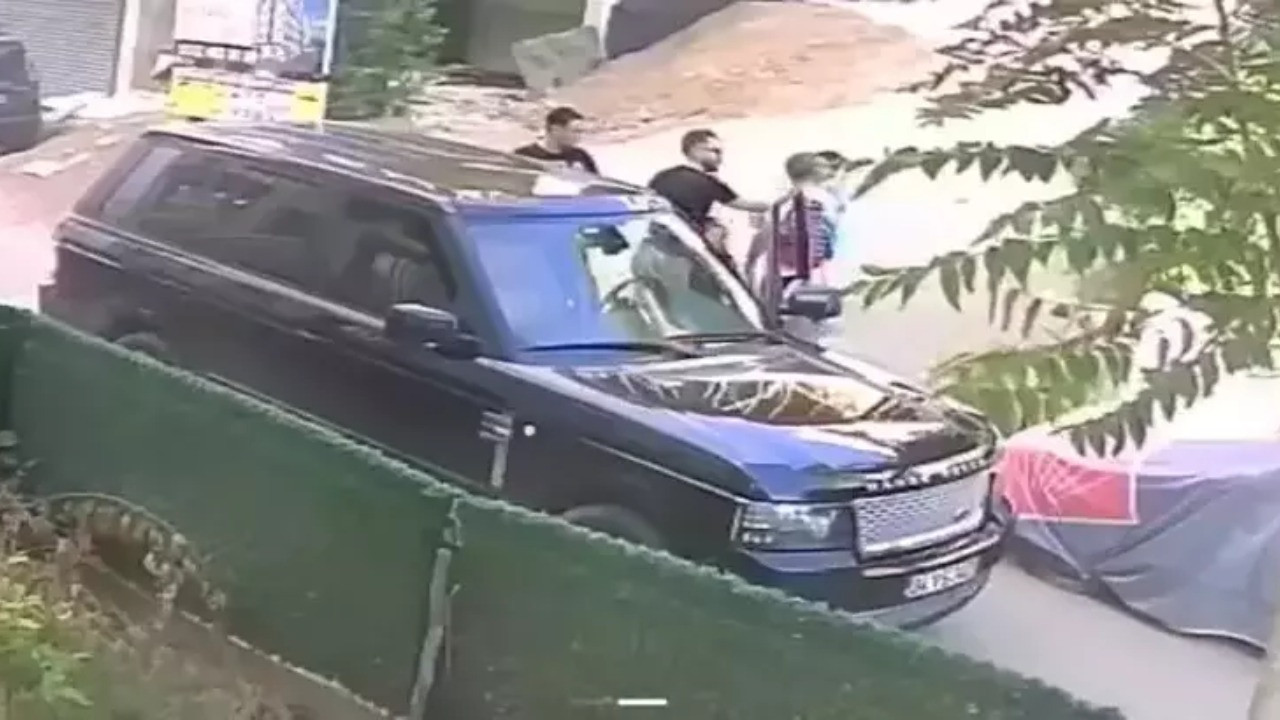 Çocuklarının gözü önünde babaya tokat atan şahsın iş yerine silahlı saldırı