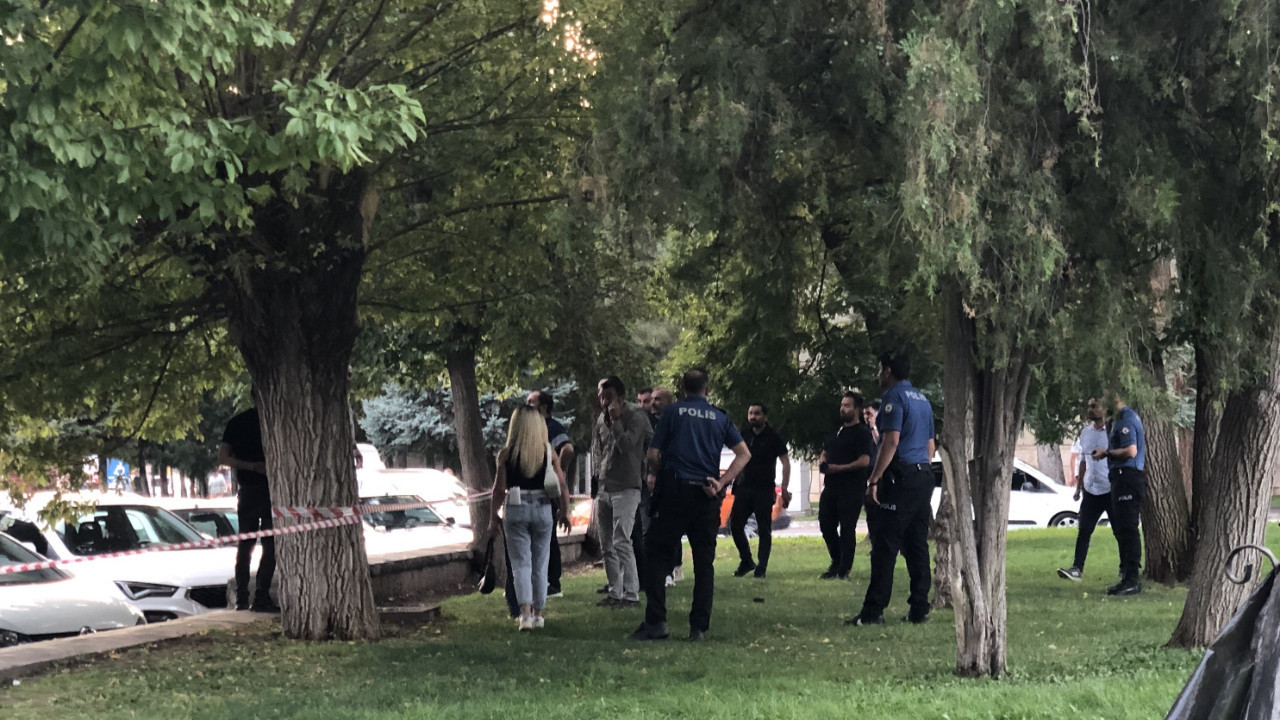 Parkta korku dolu anlar: Kızlarının önünde boğazına bıçak dayadı