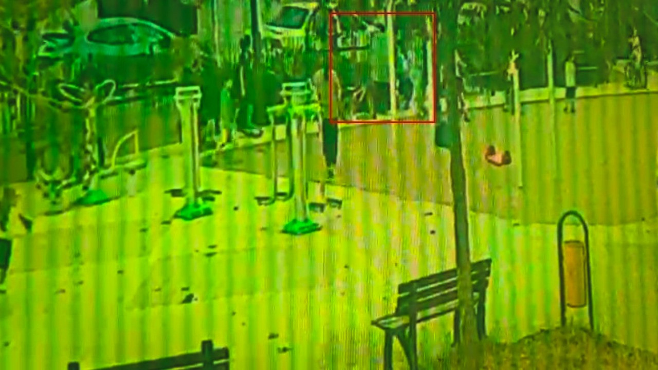 Parkta oynarken yorgun merminin hedefi oldu