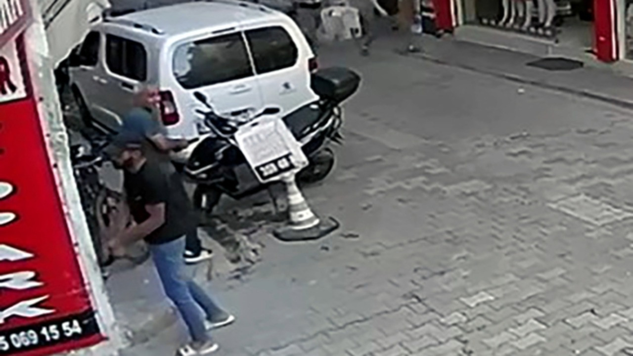 Tehdit ettiler, silahları tutukluk yapınca kaçtılar