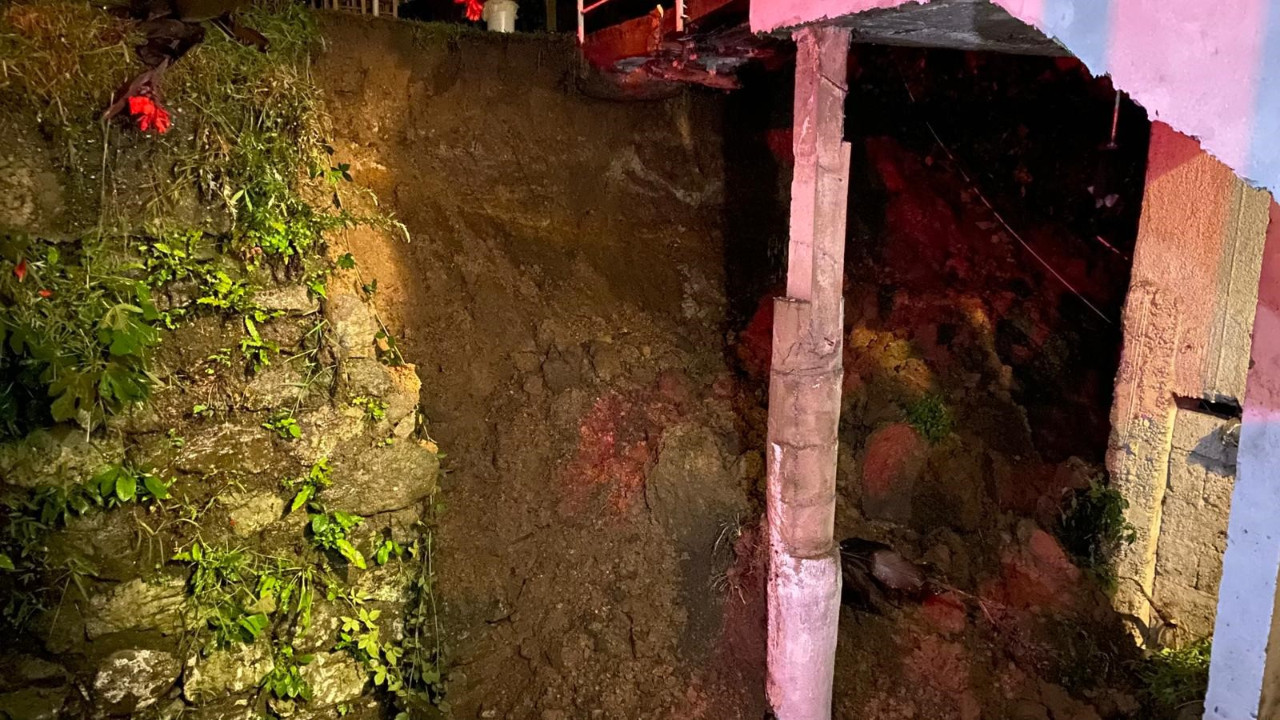 İstinat duvarı çöktü, bina tahliye edildi