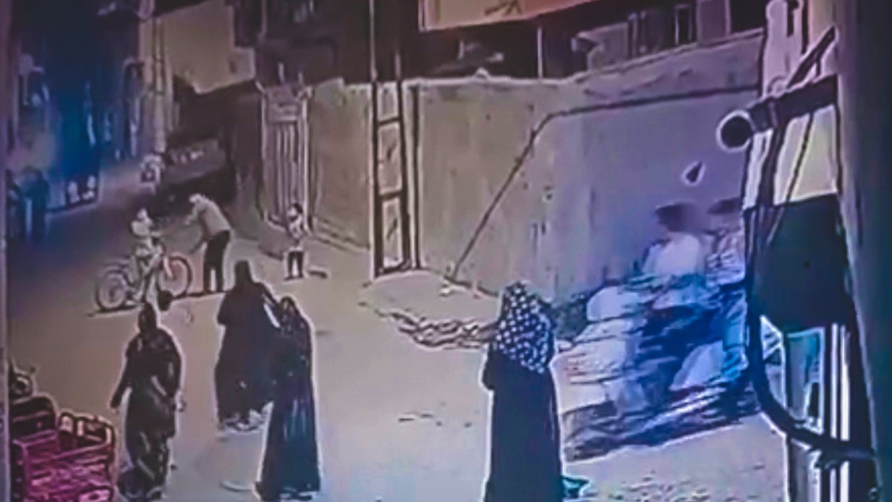 Sokakta oynayan çocuklara sopayla saldırdı