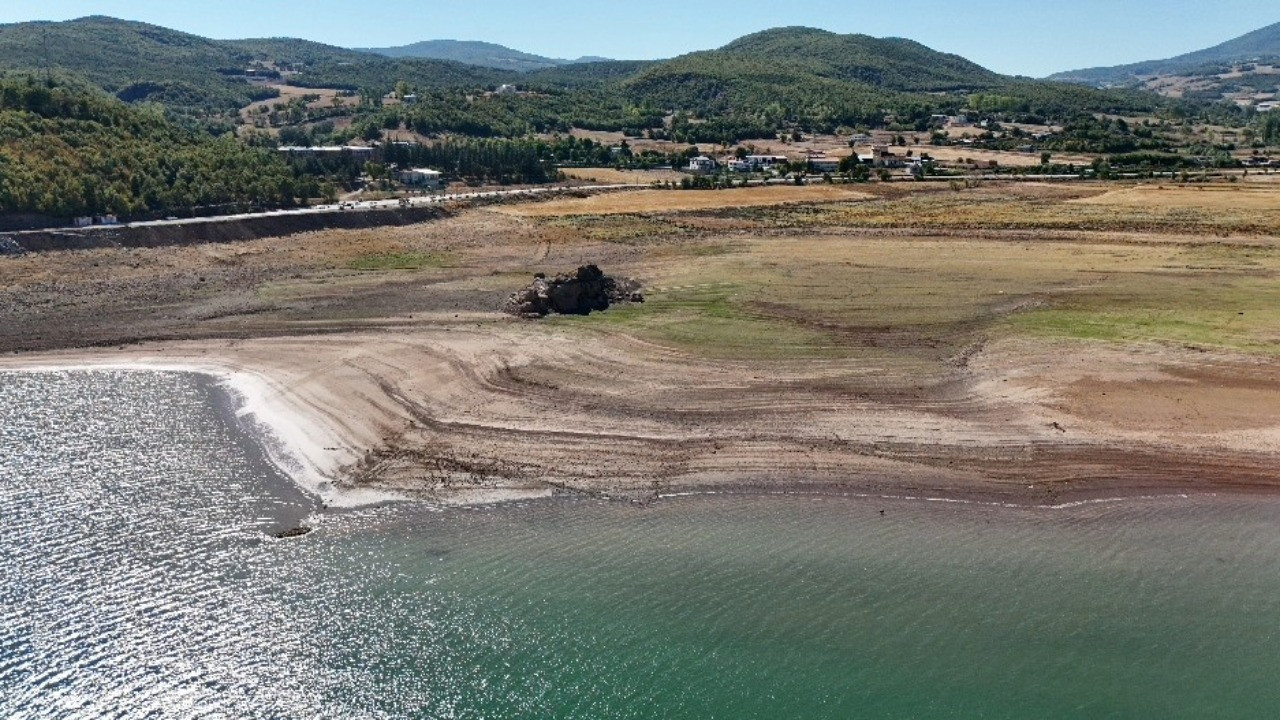 Tekneyle gidiyorlardı, şimdi yürüyorlar: Sular çekildi, kayalık ortaya çıktı