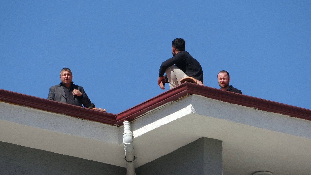 1.5 milyon TL'lik alacağı için çatıya çıktı, yemek verilerek indirildi