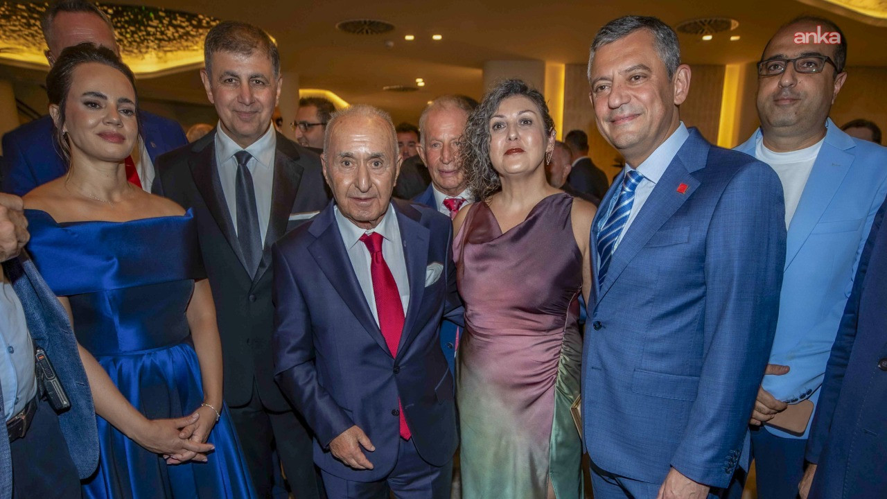 Özgür Özel, Cemil Tugay’ın kızının düğününe katıldı