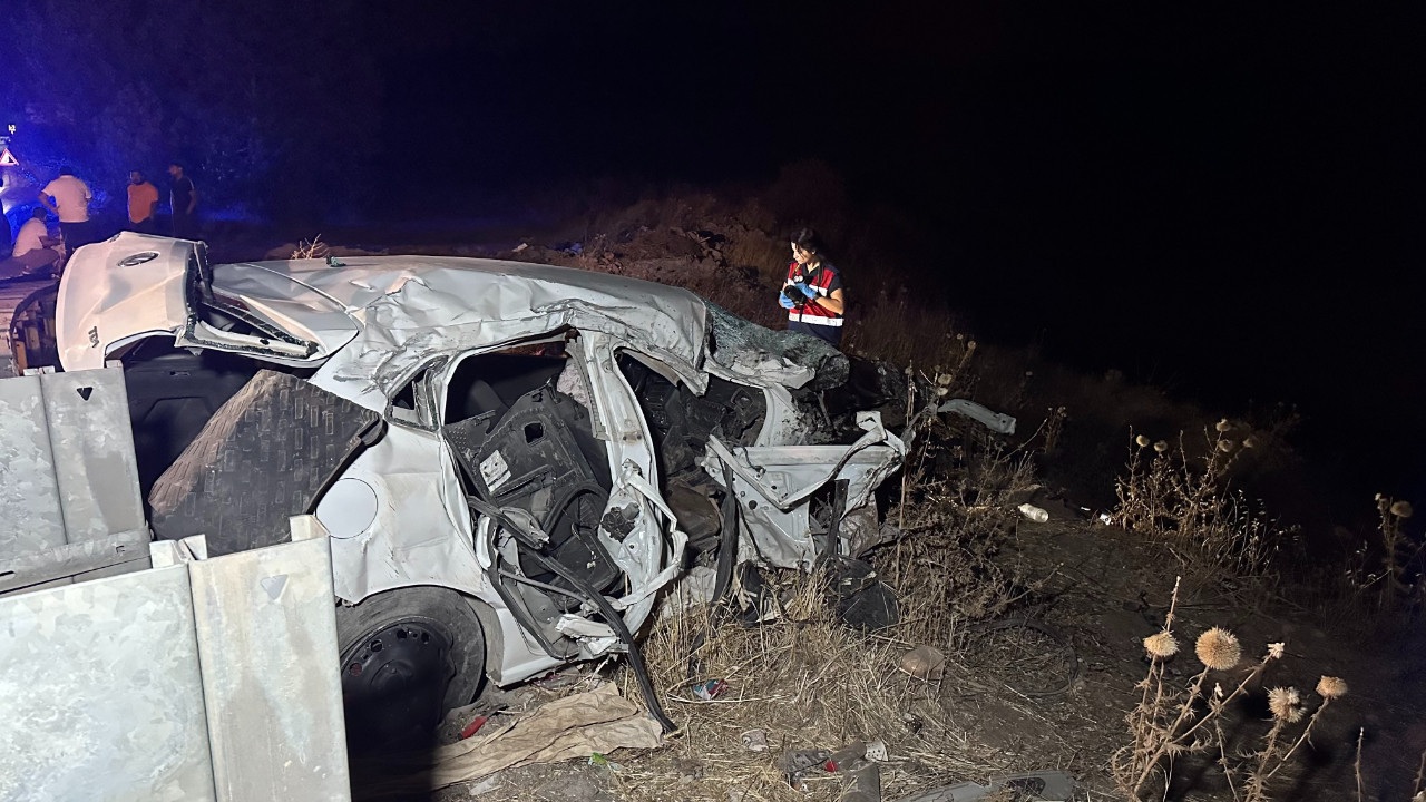 Ters şeride giren otomobil tankerle çarpışıp şarampole yuvarlandı: 1 ölü, 2 yaralı