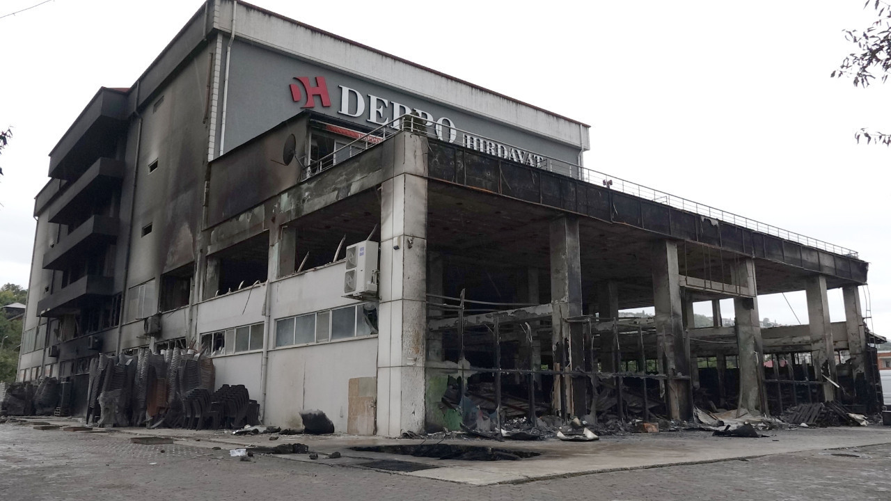 Trabzon’da alışveriş merkezi kül oldu