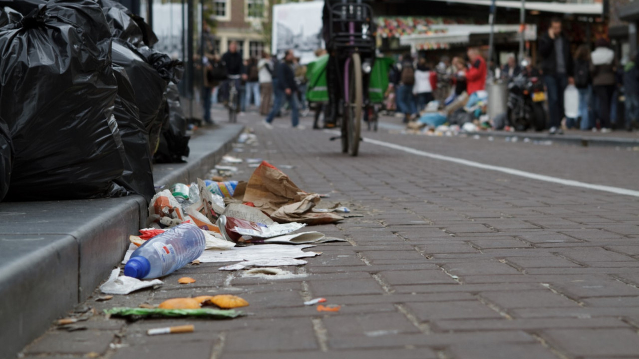Amsterdam'da çöp krizine alışılmadık çözüm: Atık kutularını kaldırıyorlar
