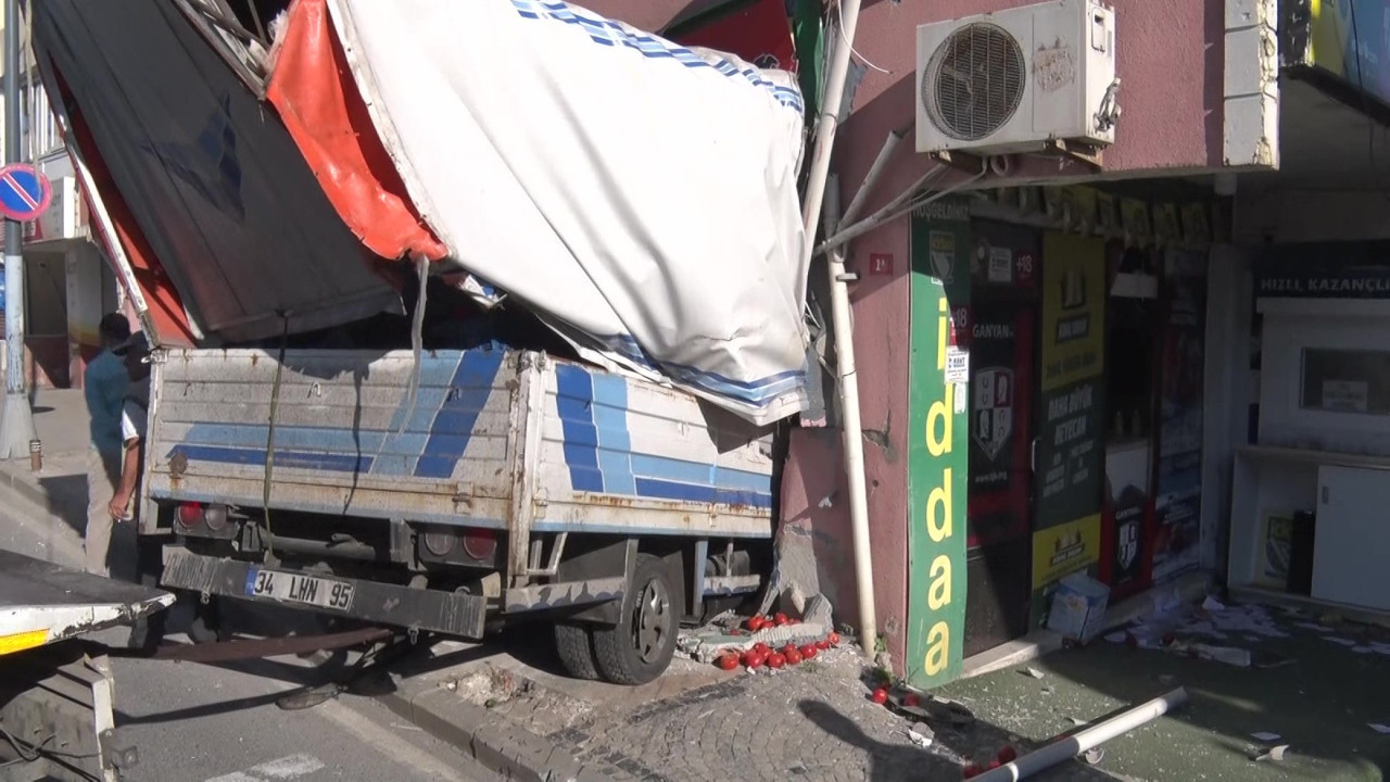 Kamyonet ganyan bayisine daldı: İş yeri kullanılamaz hale geldi