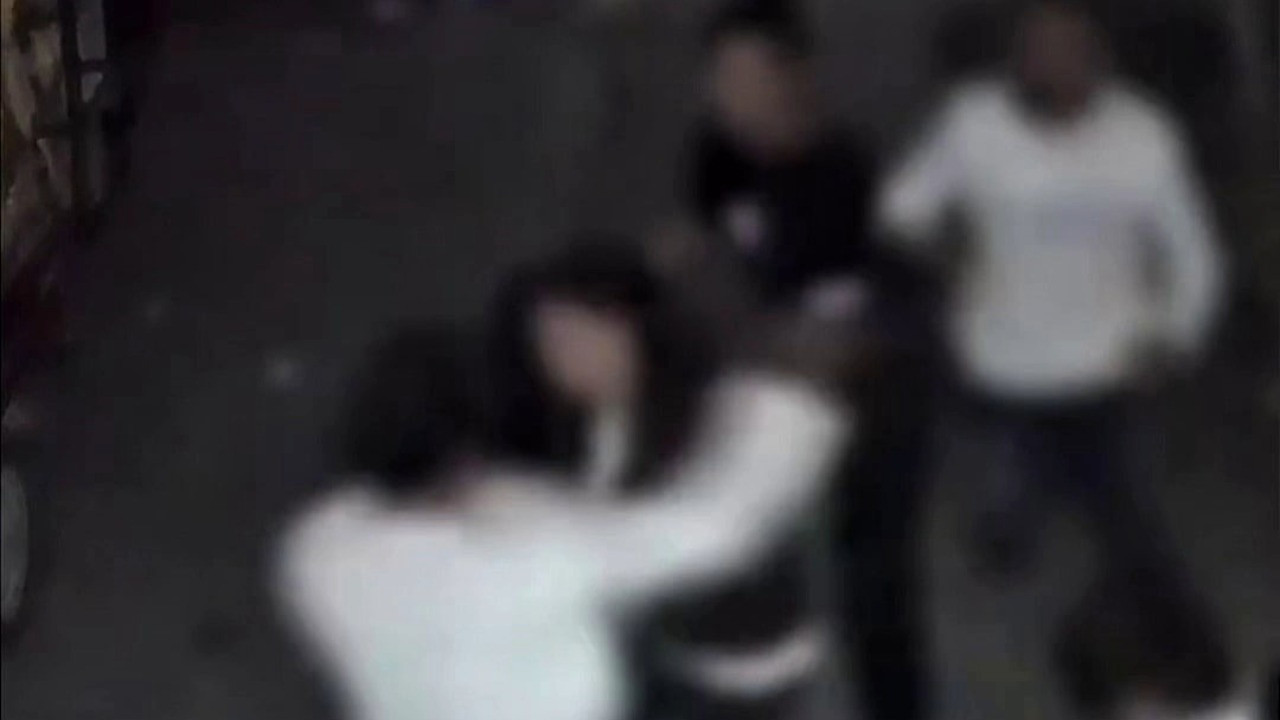 Döve döve bayılttıkları genci kurtarmak isteyen kızlara da vurdular